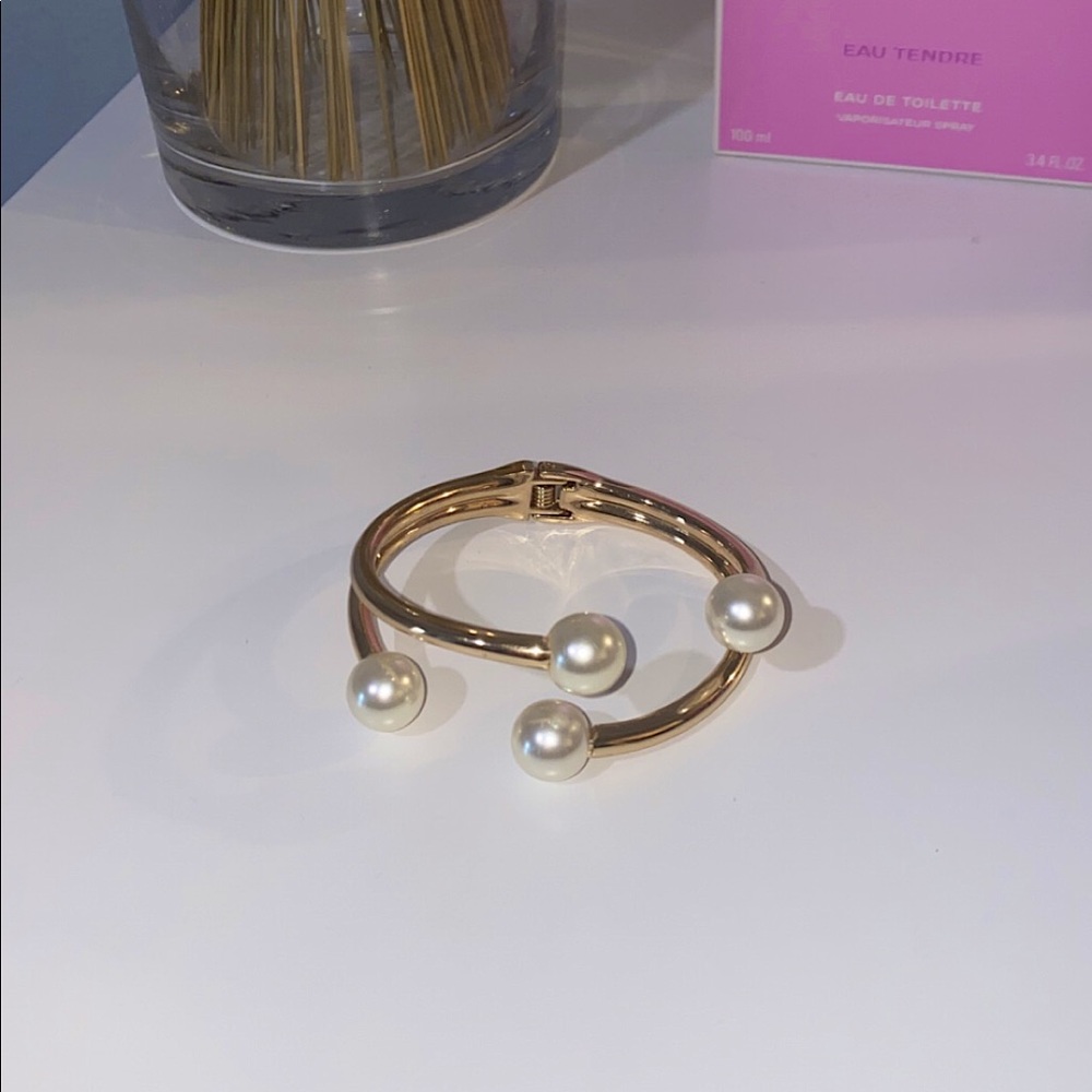 Dillards Pearl and Gold Bracelet